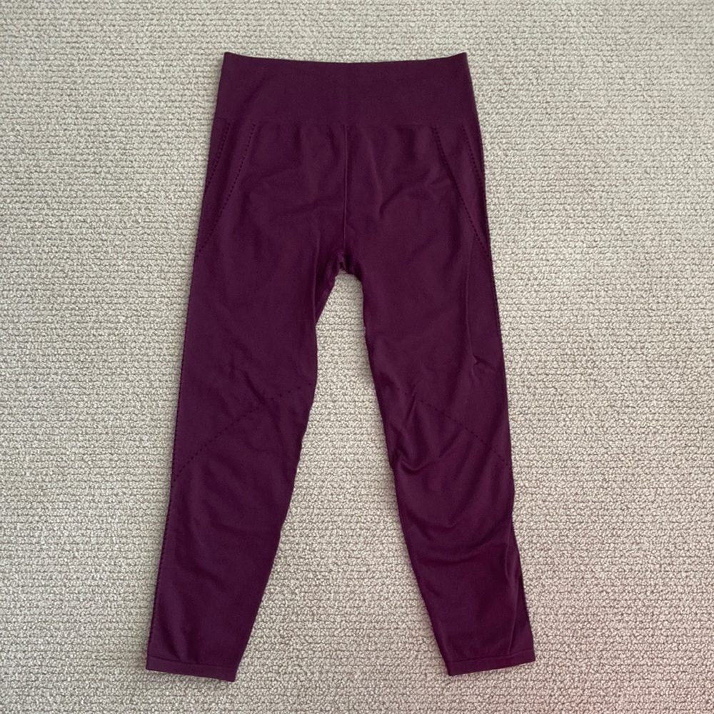 Fabletics Seamless Cropped Leggings Maroon Size Medium Laser Cut Pant Tight GUC
